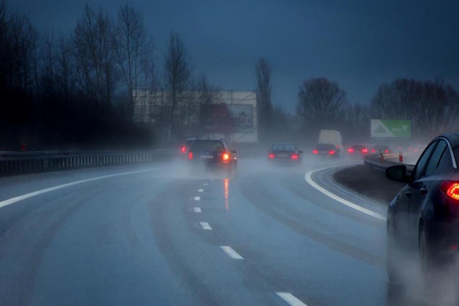 Непогода в Латвии: «Latvijas valsts ceļi» назвали сложные места на дорогах