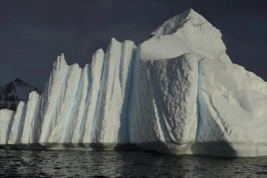 Самый большой айсберг на Земле начал движение