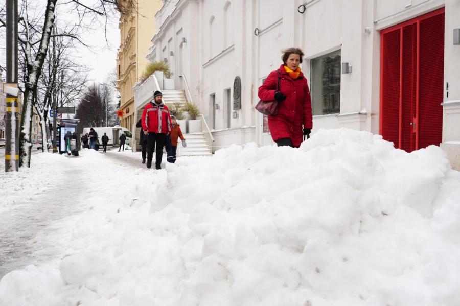 Все на борьбу со снегом: Рига бесплатно выдает по 50 килограммов песка