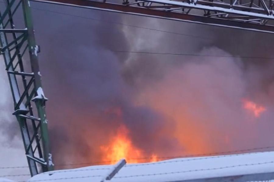 Сильный пожар на складе в Риге: людей просят закрыть окна