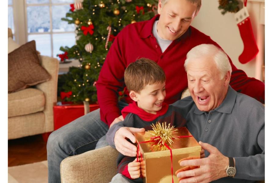 Идеи новогодних подарков для пожилых, чтобы облегчить их жизнь