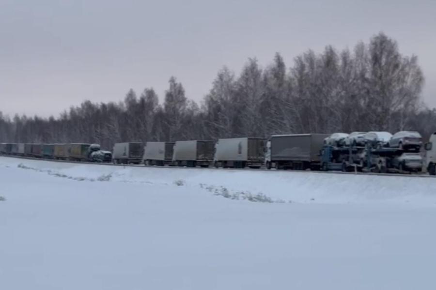 Очередь из грузовиков длиной в 25 км пытается выехать из Латвии в РФ и РБ