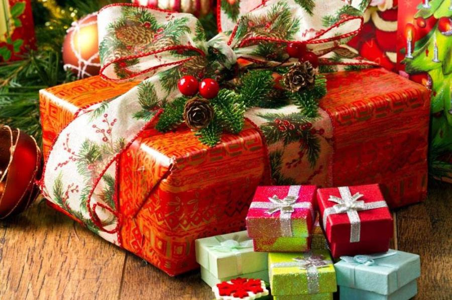 Стало известно, сколько жители Латвии потратят на подарки к Рождеству и НГ