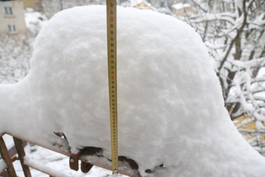 Снегомер на рижском балконе: 42 см над уровнем перил