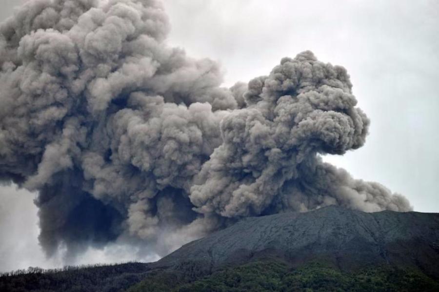 В Индонезии в результате извержения вулкана погибли 11 альпинистов
