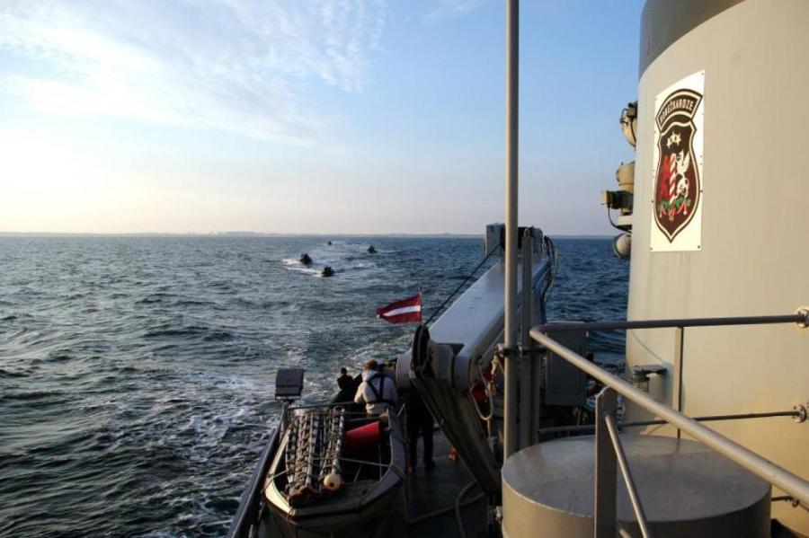 Латвийские ВМС эвакуировали с грузового судна заболевшего человека