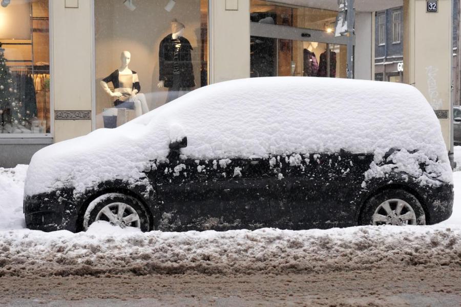 За неочищенную от снега машину в Риге угрожают штрафом в 350 евро