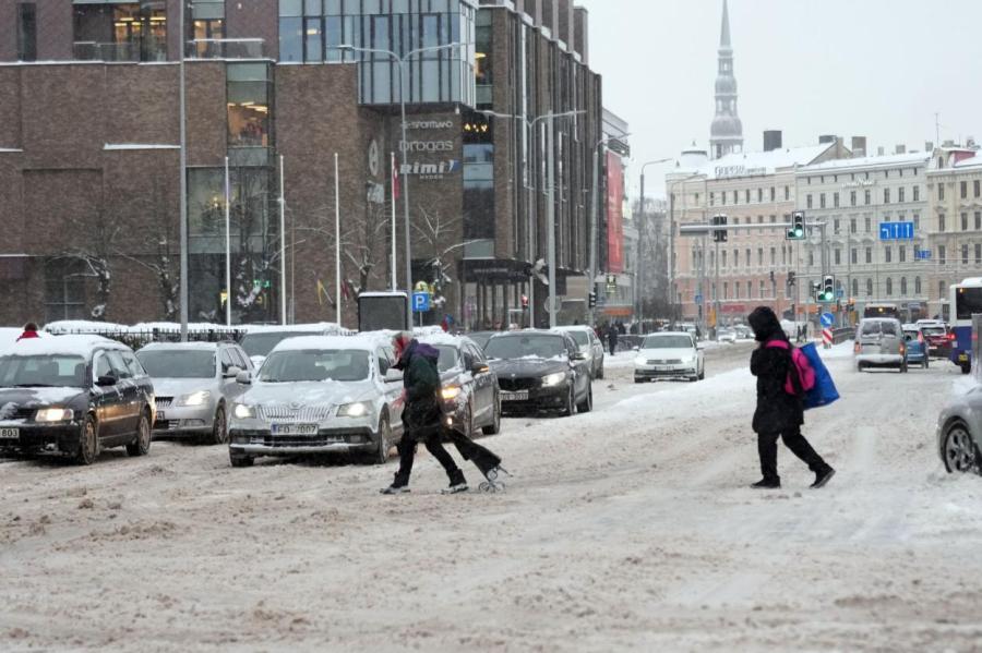 Как снег на голову: почему власти Риги опять не справляются с уборкой города?