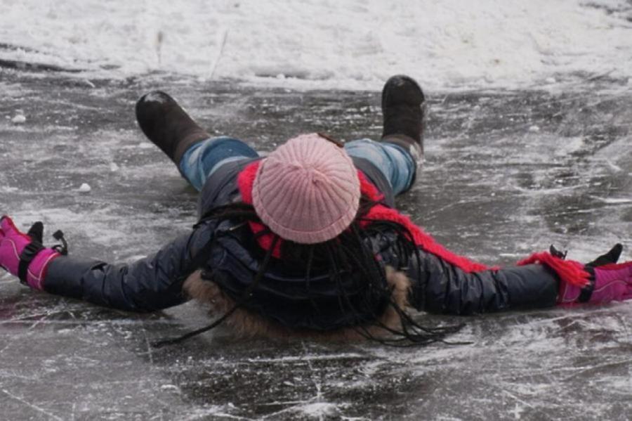 Надевайте сапоги! Латвии пообещали оттепель, глубокие лужи и лёд на улицах