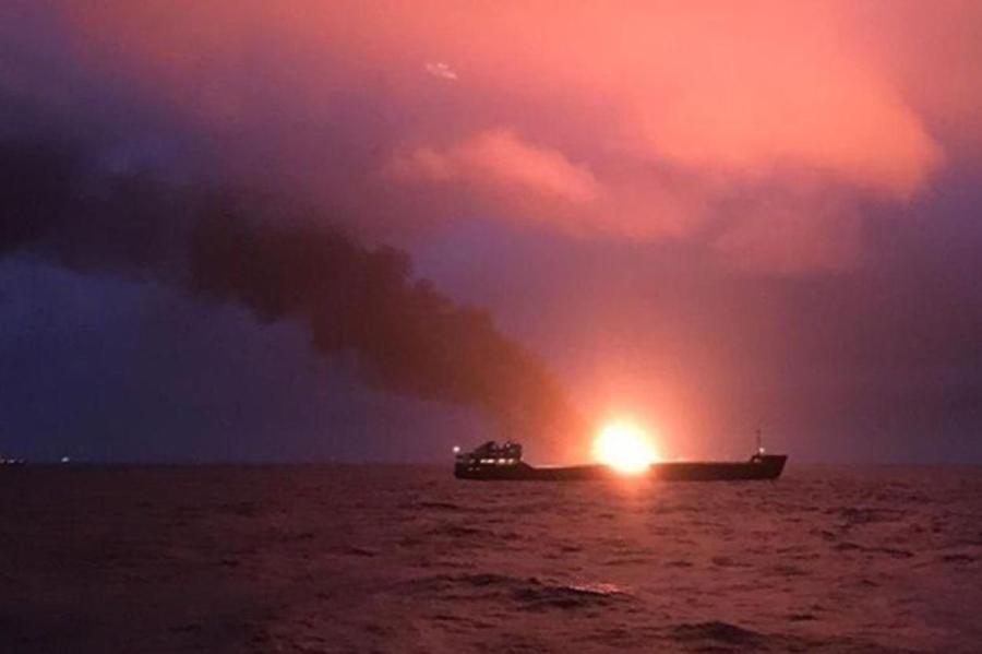 После попадания ракеты в Красном море вспыхнул химический танкер