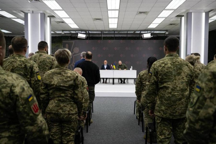 Министр обороны Латвии улетел в Киев обсудить коалицию дронов