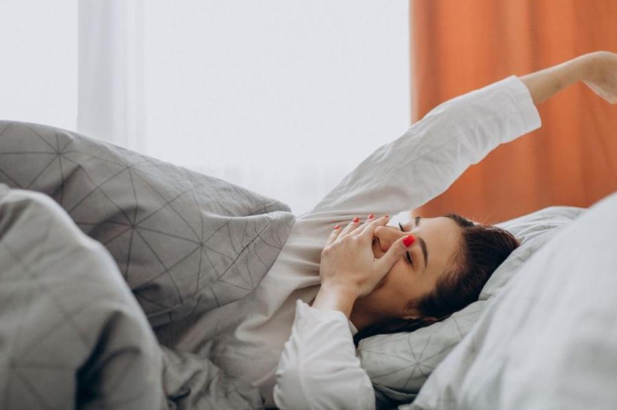 Борьба с бессонницей: невролог рассказала о плюсах и минусах тяжелого одеяла