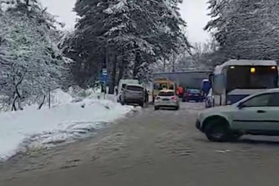 ДТП с участием грузовика в Риге: движение общественного транспорта остановлено