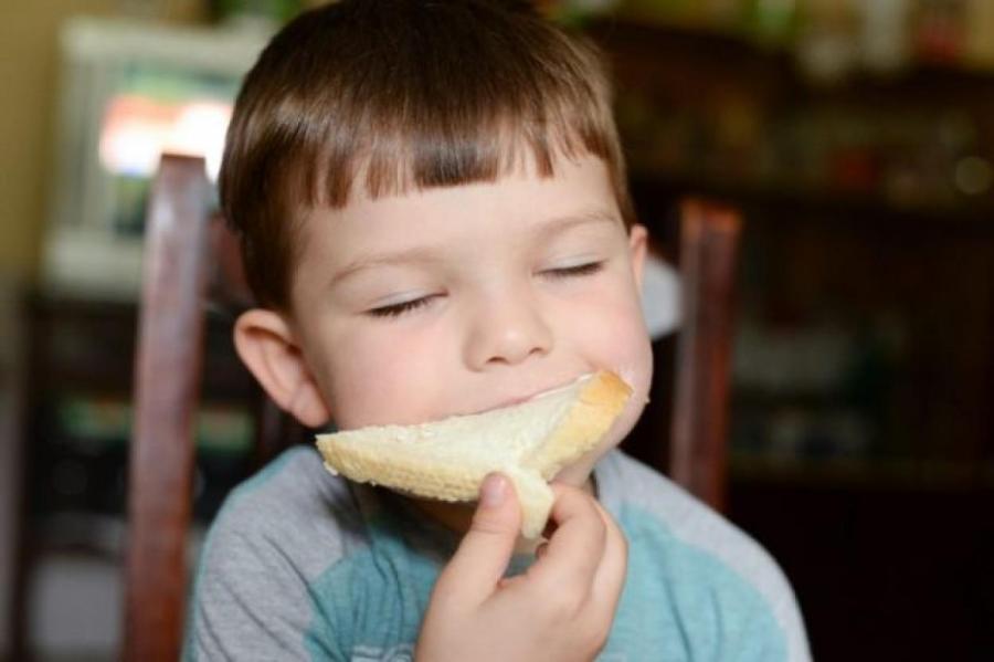 Дети едят масло. Мальчик кушает. Хлеб для детей. Ребенок с батоном. Мальчик ест хлеб.