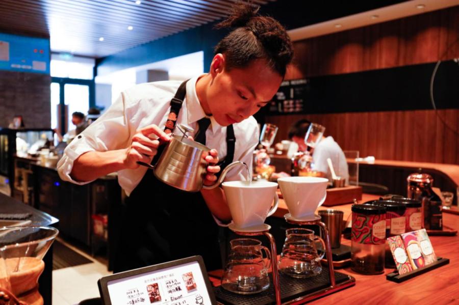 Не чаем единым: Китай обогнал США по потреблению кофе (ВИДЕО)