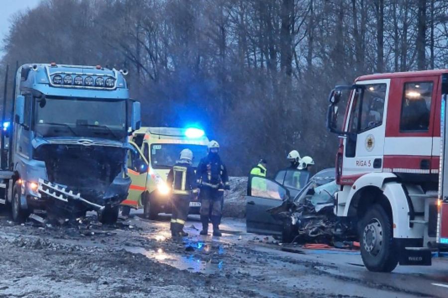 Страшная авария в Риге: столкнулись грузовик и легковушка
