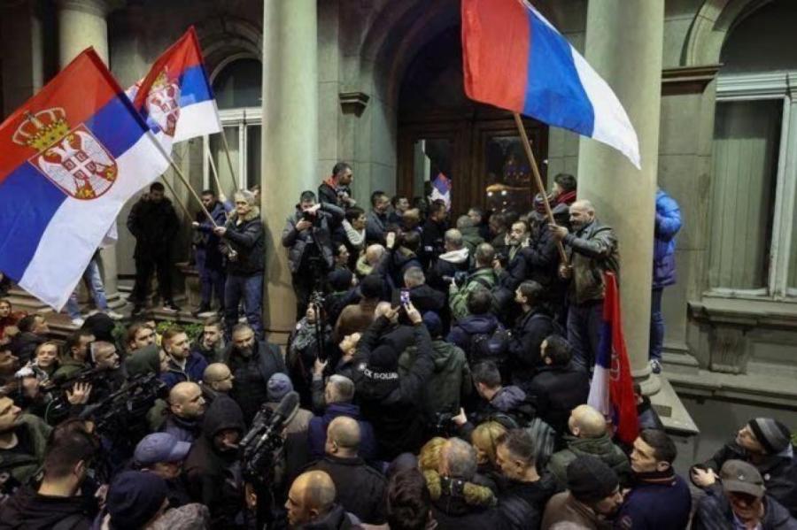 Сербия: протестующие попытались взять штурмом мэрию Белграда