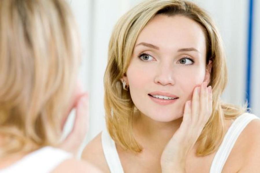 Четыре запрета в макияже после 50: какие ошибки добавят возраста