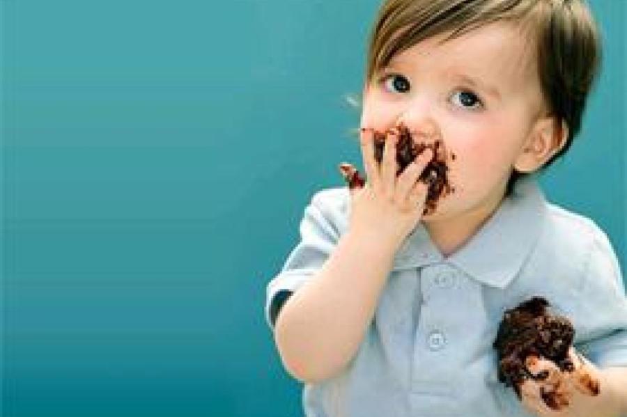 Пятна от шоколада. Ребенок измазанный шоколадом. Сладости для детей. Ребенок ест шоколад.