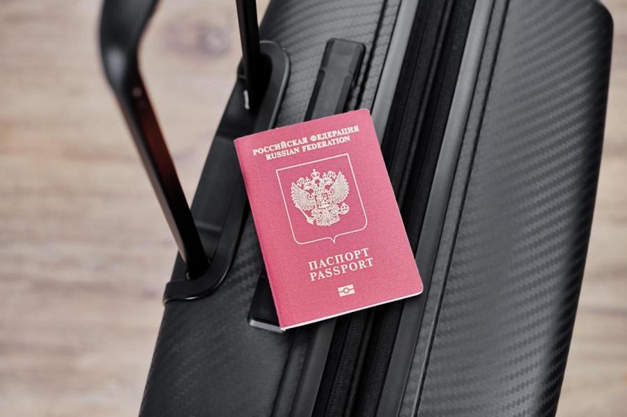 Латвийских граждан РФ сажают на чемоданы: подсчитано число выдворяемых