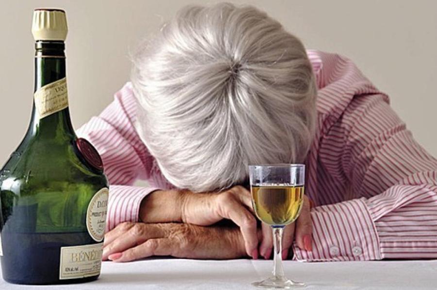 Исследование: алкоголь и одиночество повышают риск раннего слабоумия