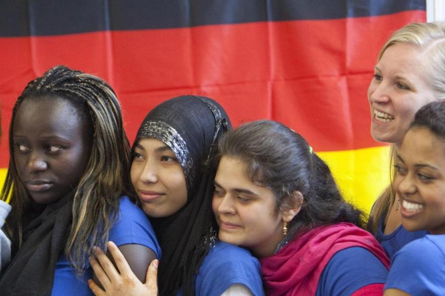 Сами они не местные: иммигрантов в Германию стало на 60% больше (ВИДЕО)