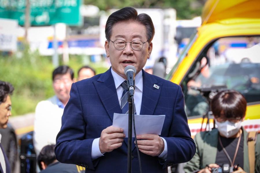 Неизвестный ранил ножом лидера оппозиции Южной Кореи