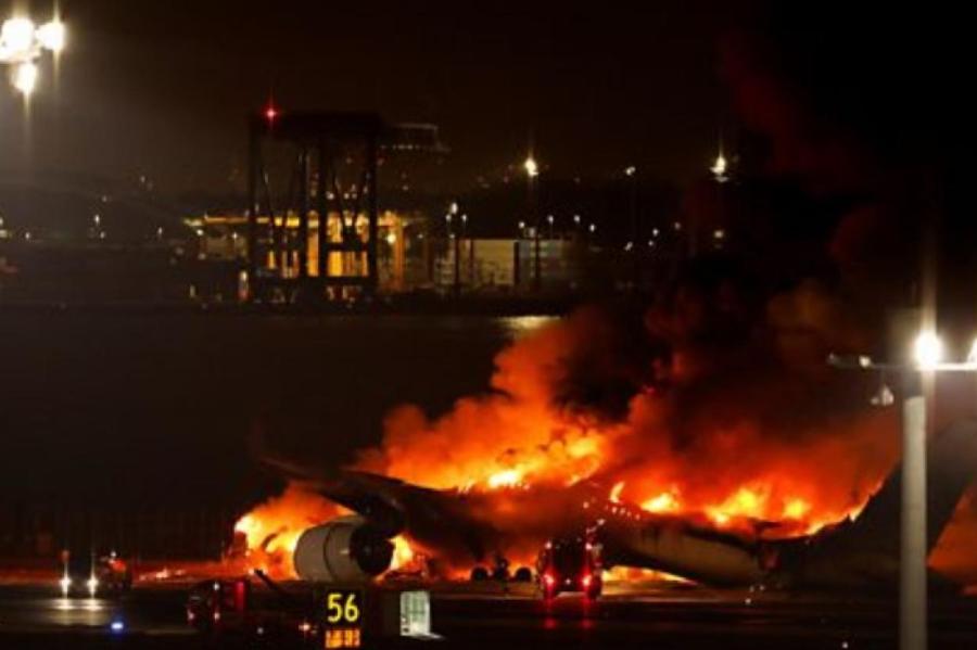 В Токио сгорел авиалайнер, пассажирам удалось спастись