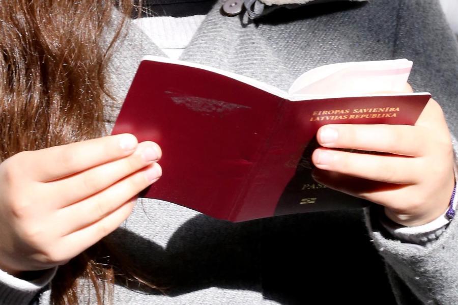 Наличие паспорта - право или привилегия? Депутаты требуют объяснений