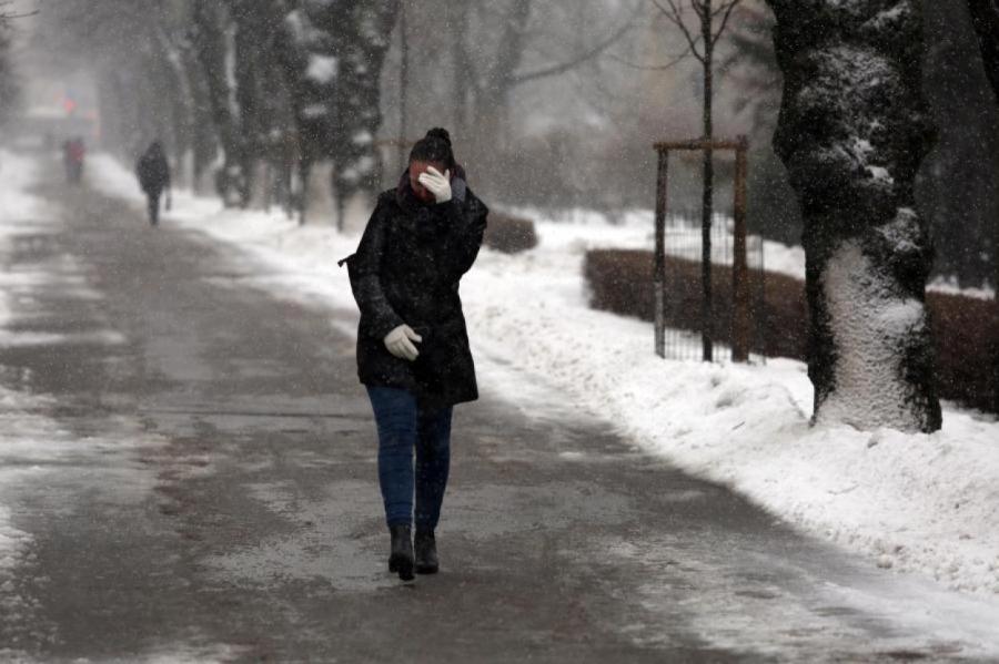 Хотели настоящей зимы? В Латвии к морозам добавятся снег и метель