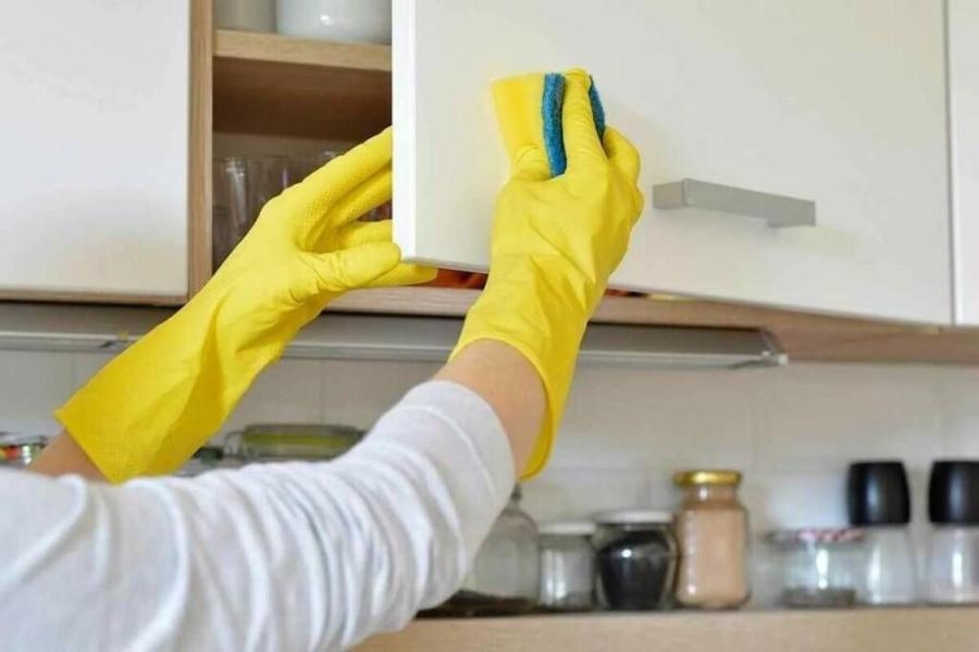 Как надолго отмыть кухонные шкафы от жира и налета