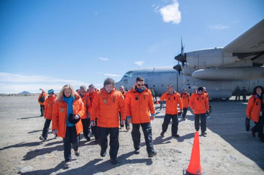 Президент Аргентины сходил в школу в Антарктиде (ВИДЕО)