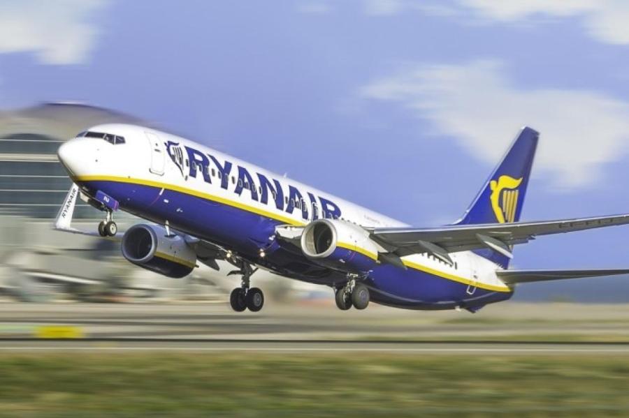 Дебош в самолете: лайнер Ryanair улетел без гражданина Латвии
