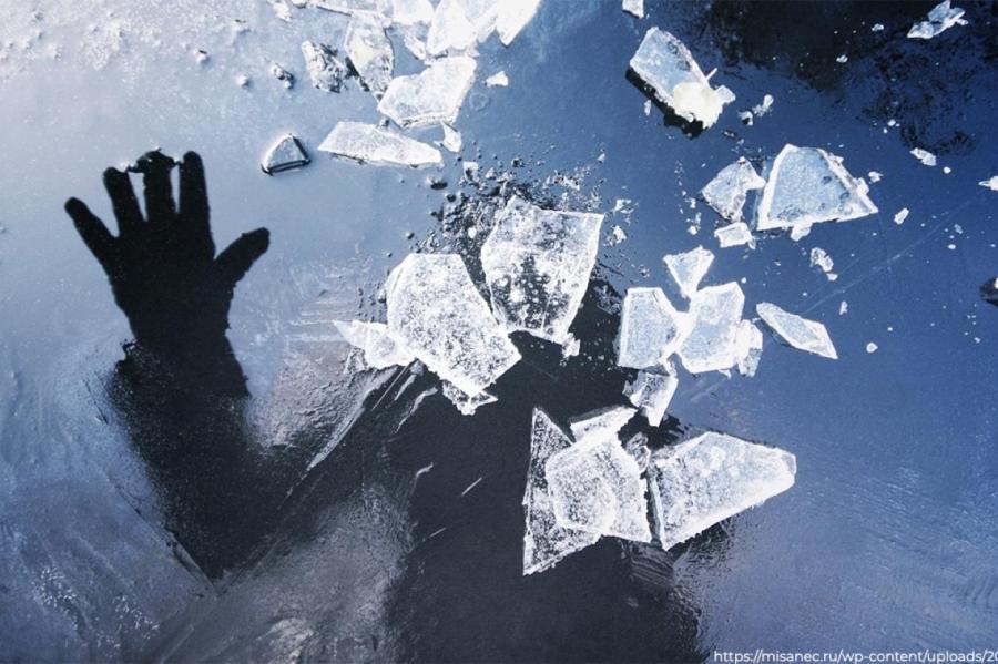 В Талсинском крае человек погиб, провалившись под лед