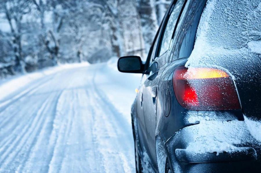 Снег на дорогах: водителей предупреждают о трудностях почти во всей стране