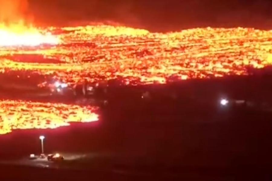В Исландии лава извергающегося вулкана накрыла город; горят дома