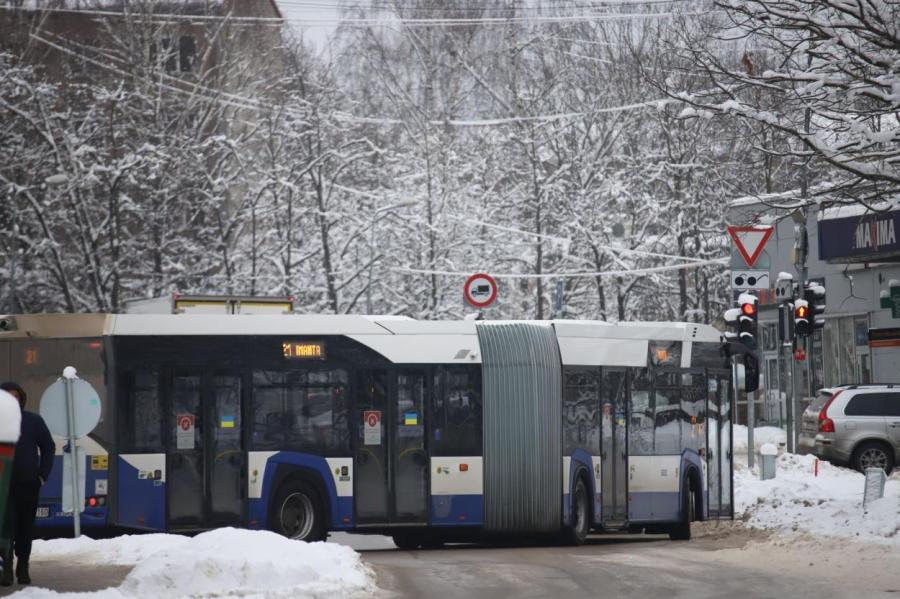 Из-за снега автобусы и троллейбусы в Риге опаздывают на 20 минут