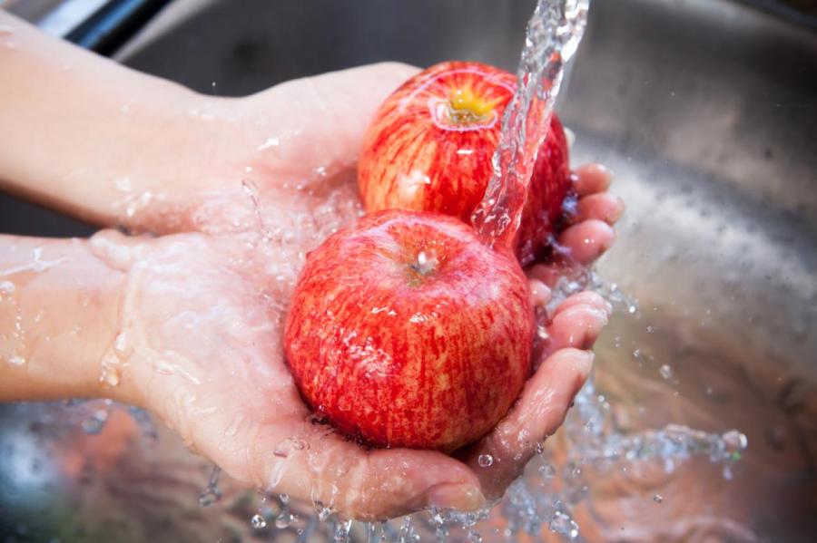 Как правильно мыть яблоки: воды из крана недостаточно