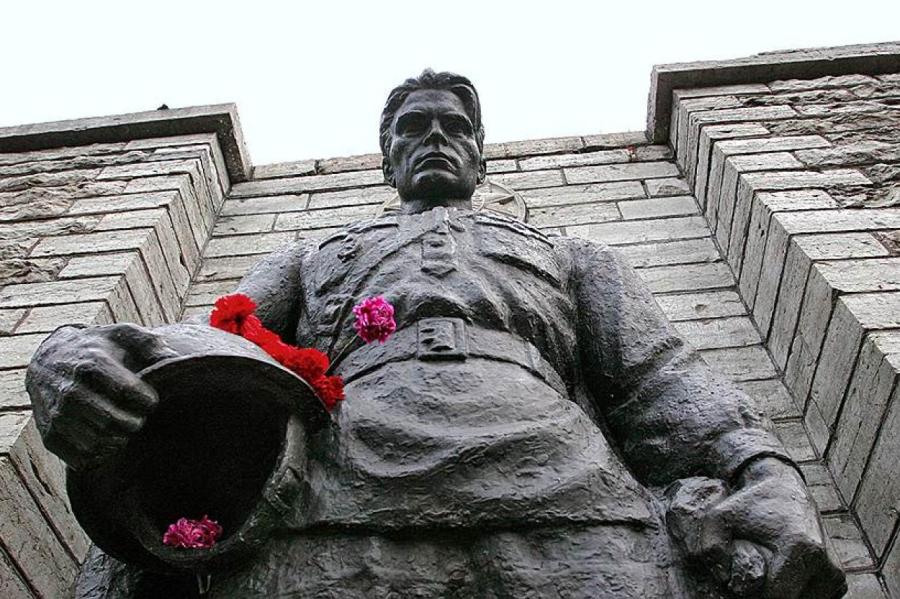 Власти Эстонии отказались сносить памятники советским солдатам