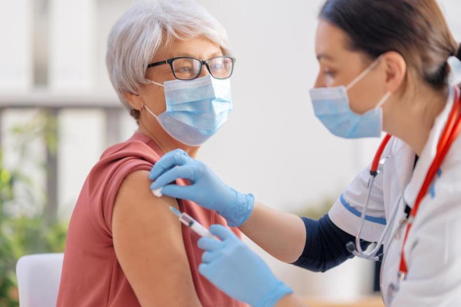 Эпидемия гриппа: кому в Латвии положены бесплатные вакцины