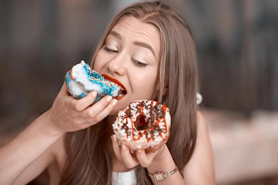 Сахар не только в сладостях - диетолог объяснила, в каких продуктах его много