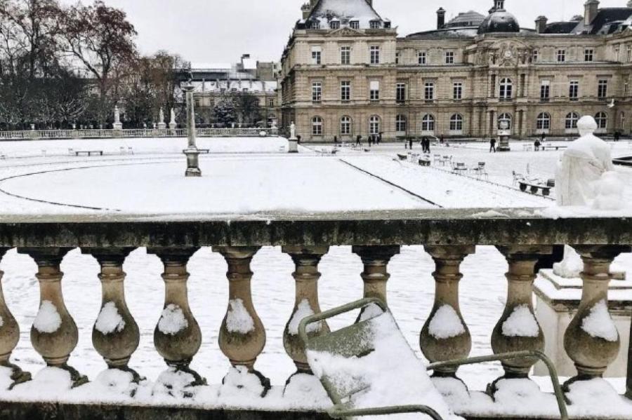 Париж под снегом - красиво, но чрезвычайно (ВИДЕО)