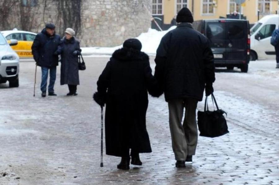 «Сидите дома!» Пожилых людей призвали не выходить на улицы Риги