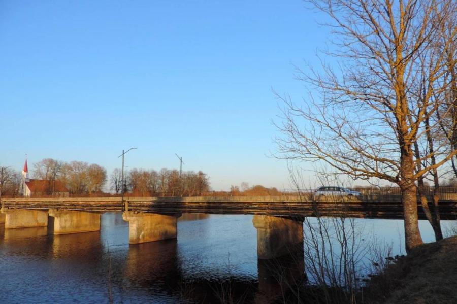 Европа дала денег на разваливающийся мост через латвийскую речку