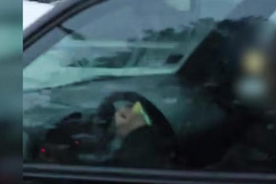 Видео очевидца: водитель за рулем автомобиля в Риге смотрит художественный фильм