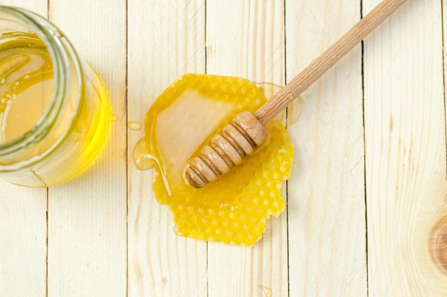 Мед для волос: польза и рецепты масок