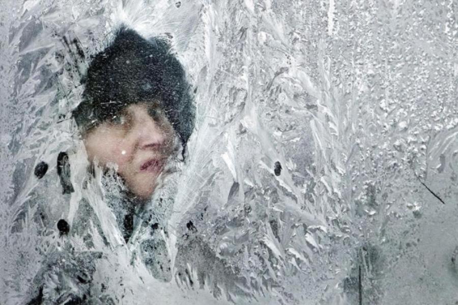Очень сильно холодно. Замерзшая женщина. Лютая зима. Люди зимой. Холод.