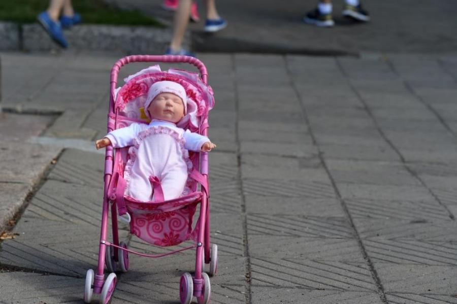 В 2023 году число умерших в Латвии почти вдвое превысило число новорожденных