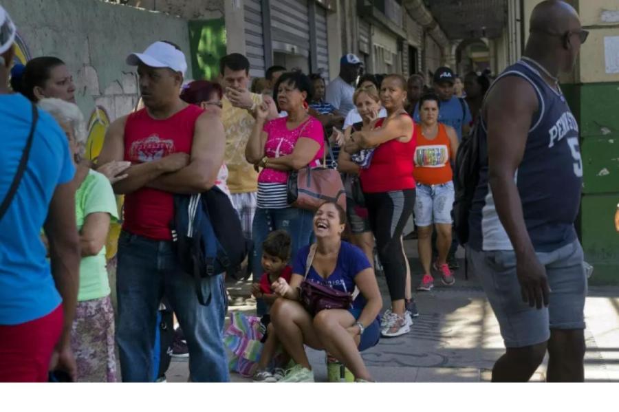 Тяжелый кризис на Кубе пытаются купировать массовыми отставками (ВИДЕО)