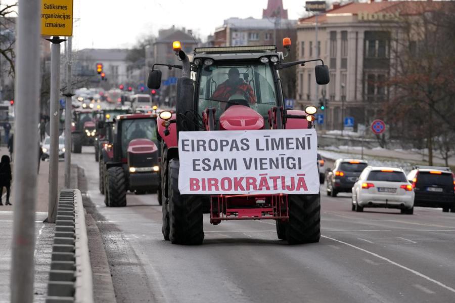 «Эта колонна бесконечна» - латвийские фермеры вышли на массовый протест (ВИДЕО)